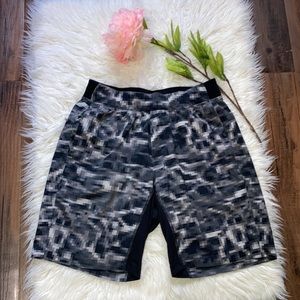 Lululemon Men Gray Shorts Size Medium